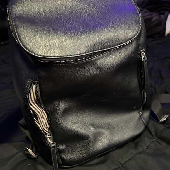 The zipper form the left side is stuck and can’t zip / unzip. - Picture 2 of 3